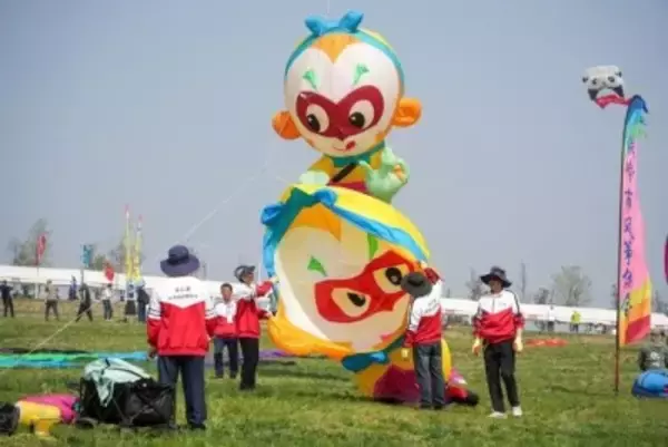 濰坊国際たこ揚げ祭り開催、空に舞うユニークなたこの数々―中国