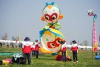 濰坊国際たこ揚げ祭り開催、空に舞うユニークなたこの数々―中国