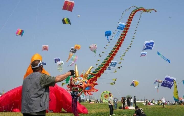 濰坊国際たこ揚げ祭り開催、空に舞うユニークなたこの数々―中国