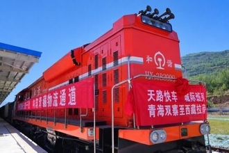 チベットまでの高原鉄道都市間定期列車、今年の一番列車が出発