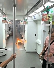 地下鉄車内で乗客のモバイルバッテリーから出火―中国