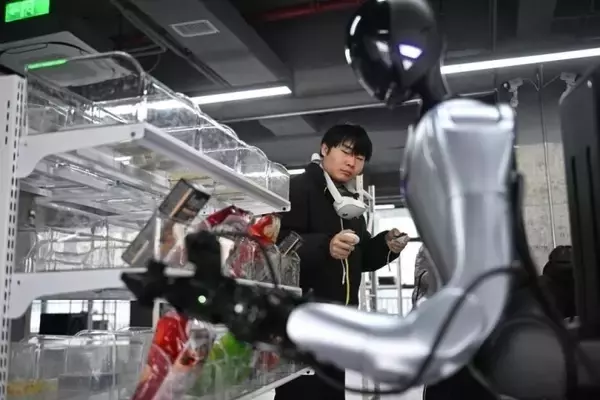 「人型ロボットインストラクターの日常―中国メディア」の画像
