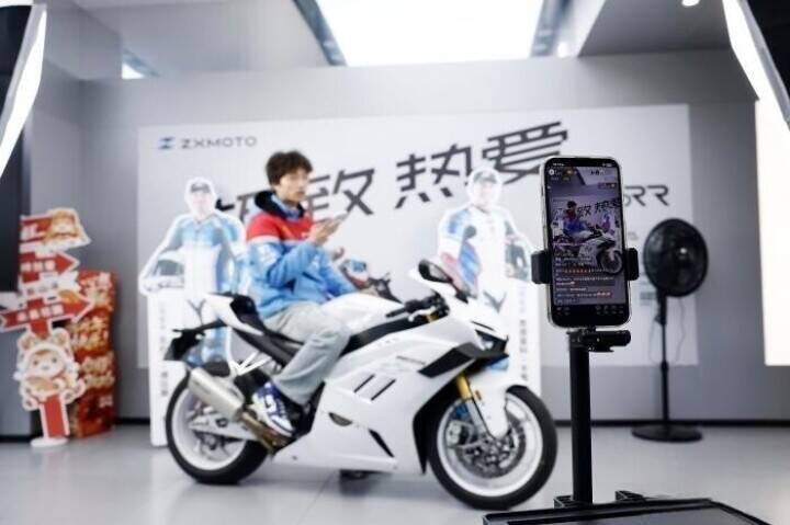 張雪機車のバイクが人気、優勝同型モデル「820RR」の納車は最短7月―中国