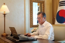どちらがより権威的？韓国で尹大統領と文前大統領の執務室を比較する写真が話題