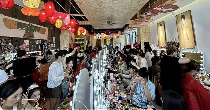 漢服体験館での劇的イメチェンが人気に―中国