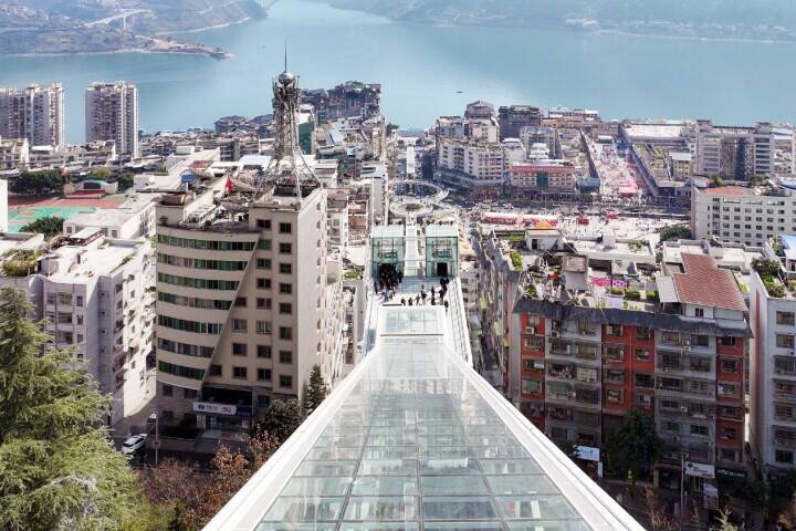 重慶で長さ905メートルの「神女大エスカレーター」のテスト運用スタート―中国