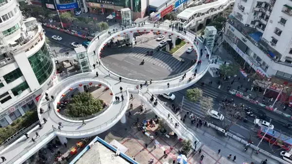 「重慶で長さ905メートルの「神女大エスカレーター」のテスト運用スタート―中国」の画像