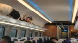 「高速鉄道の荷物棚で寝そべる男性、中国ネット「落っこちればいいのに」」の画像1