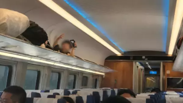 高速鉄道の荷物棚で寝そべる男性、中国ネット「落っこちればいいのに」