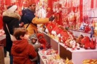 上海の豫園で年越し用品購入し、春節ムードを楽しむ外国人観光客