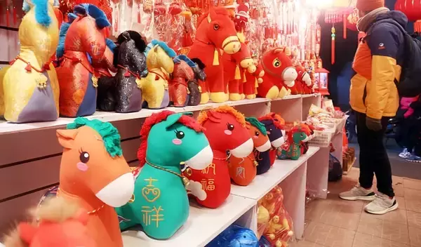 「上海の豫園で年越し用品購入し、春節ムードを楽しむ外国人観光客」の画像