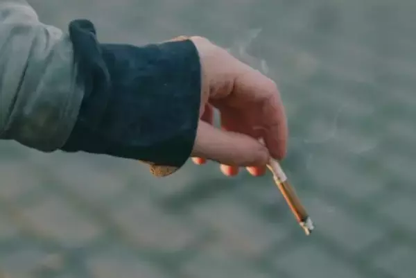 「歩きたばこの中学生、注意されて逆ギレし警察に通報＝韓国ネットは警察官の対応を問題視」の画像