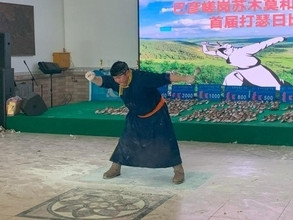 牛の背骨を拳で折る、元宵節に内蒙古で伝統競技大会―中国