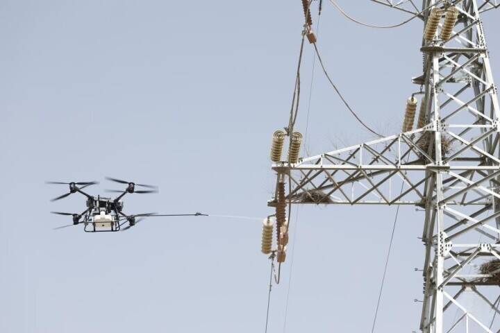 寧夏・銀川、ドローンによる洗浄作業で電力網の安全リスクを解消―中国