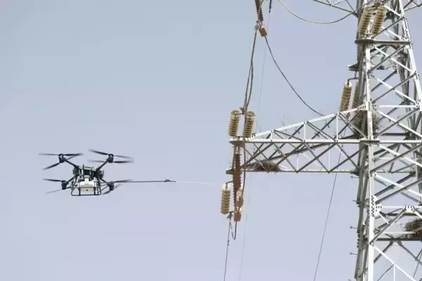 「寧夏・銀川、ドローンによる洗浄作業で電力網の安全リスクを解消―中国」の画像