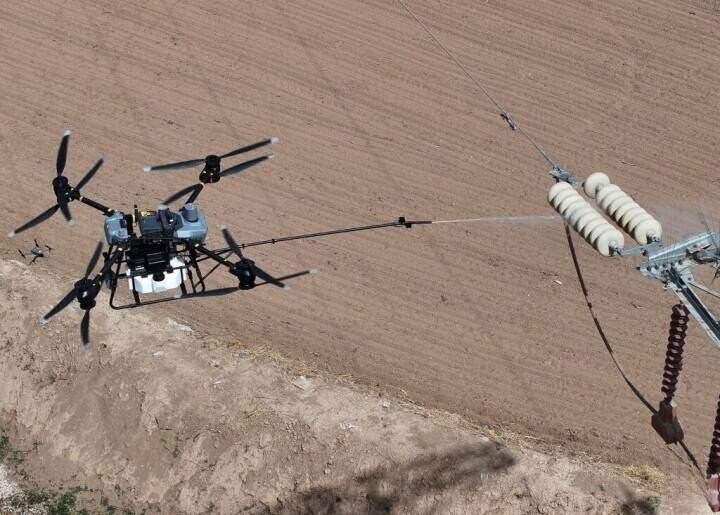 寧夏・銀川、ドローンによる洗浄作業で電力網の安全リスクを解消―中国