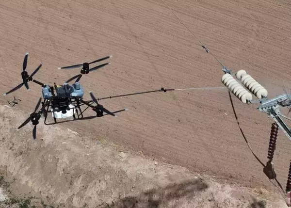 「寧夏・銀川、ドローンによる洗浄作業で電力網の安全リスクを解消―中国」の画像
