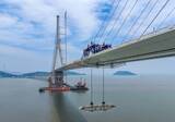 「世界最大スパンの3塔式鋼箱桁斜張橋、主橋が接合―中国」の画像1