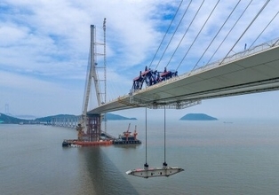 世界最大スパンの3塔式鋼箱桁斜張橋、主橋が接合―中国