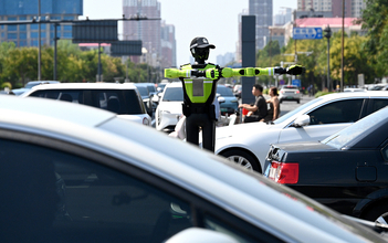河北省邯鄲市で人型ロボット「交通警察官」が勤務開始―中国
