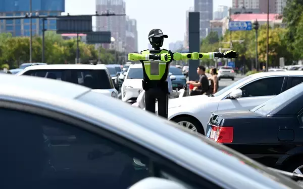 河北省邯鄲市で人型ロボット「交通警察官」が勤務開始―中国