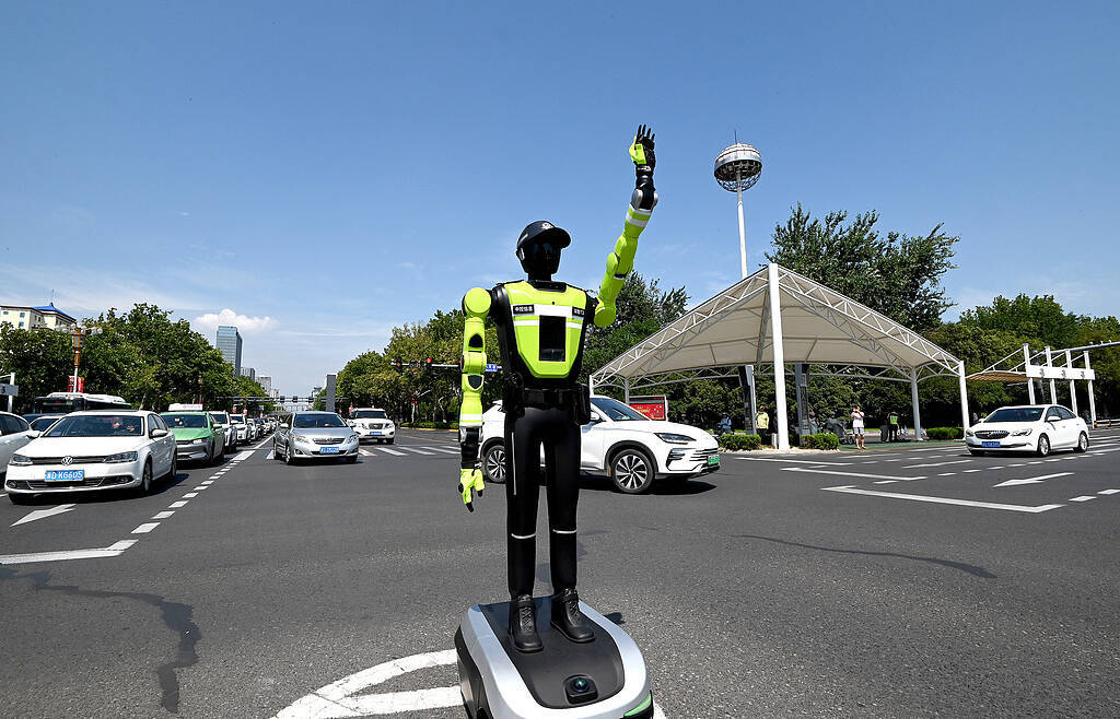 河北省邯鄲市で人型ロボット「交通警察官」が勤務開始―中国