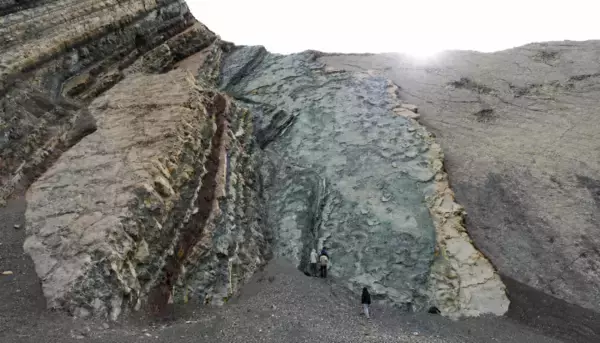 「寧夏ホイ族自治区における過去最大の龍脚類恐龍の足跡化石群を発見―中国」の画像