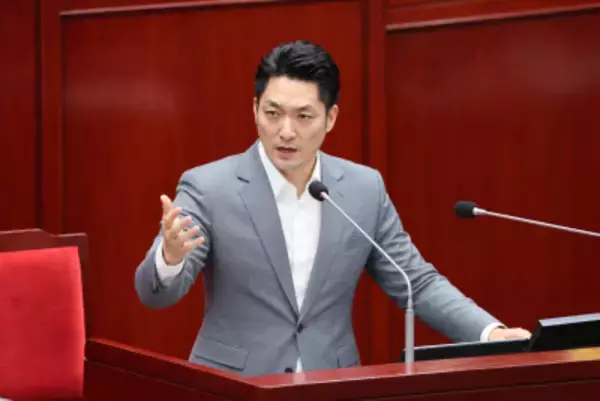 台北市長選、蒋万安市長の「楽勝」に黄信号？28ポイント差が8ポイントに―中国メディア