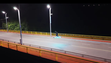 中国の若者が「ゴブリングライダー」を自作、空飛ぶスケボーで峡谷をすり抜ける