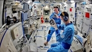 「神舟21号」乗組員の最新の活動報告、「宇宙トマトが豊作」など―中国