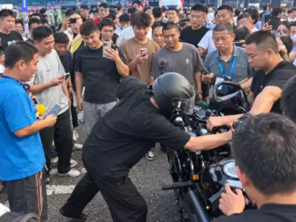 モーターサイクル博覧会の試乗イベントで電動バイクが制御失いコース外へ、けが人も―中国