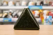 世界中のネットユーザーが盛り上がった日本のコンビニおにぎりの開け方―中国メディア