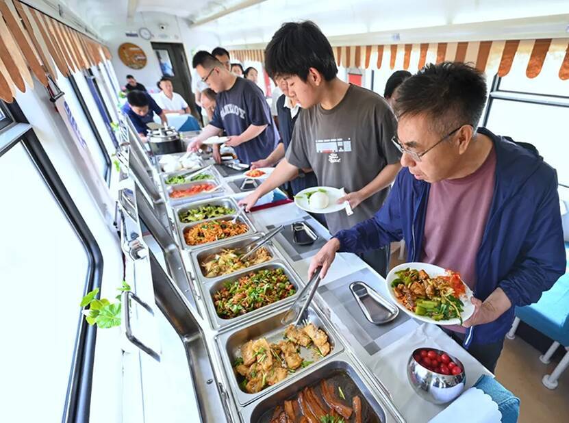 出来立ての料理をバイキング方式で食べられる列車が登場―中国