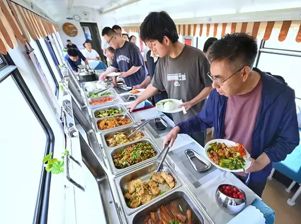 「出来立ての料理をバイキング方式で食べられる列車が登場―中国」の画像