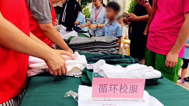 18年間にわたり、制服の再利用活動を続ける鄭州の小学校―中国