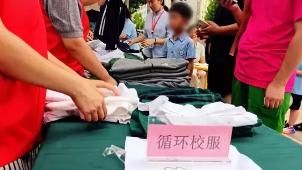 「18年間にわたり、制服の再利用活動を続ける鄭州の小学校―中国」の画像