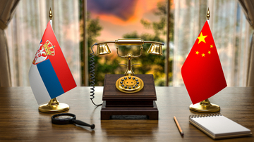 王外交部長、ラトビア外相と電話会談―中国