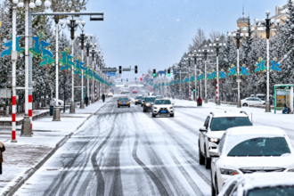 中国最北の街・漠河で今秋初の降雪　北国の雪景色の中で観光客が記念撮影