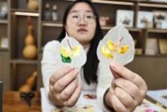 美術教師が落ち葉に彫刻、千年銀杏の葉に新たな息吹―中国