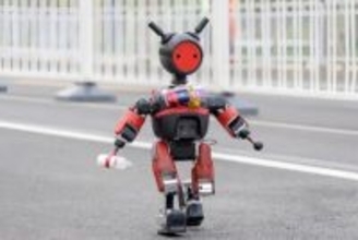 北京の人型ロボットハーフマラソン、哺乳瓶を手に走る短足ロボにもえる人続出―中国メディア