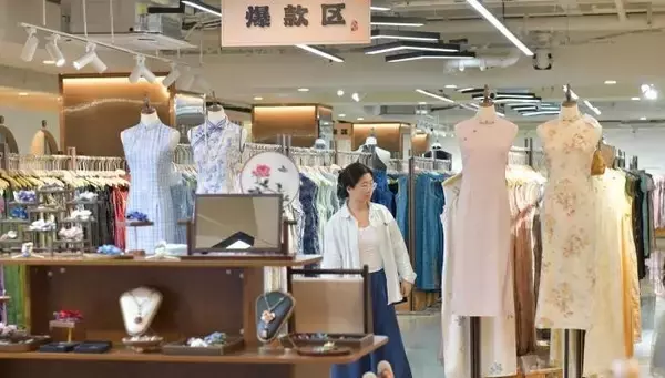 チャイナドレスは「ハレの日」の装いから普段着に―中国