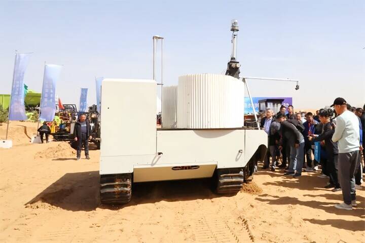 中国製ロボットで砂漠化防止、効率は人間の80倍―中国