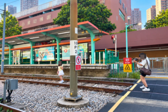 女性2人が線路内に立ち入り写真撮影、MTR「警察に通報済み」―香港
