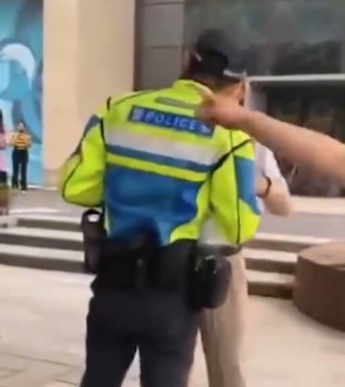 交通違反取り締まりの警察官 高齢者の目にトウガラシスプレーを噴射 中国 21年5月16日 エキサイトニュース