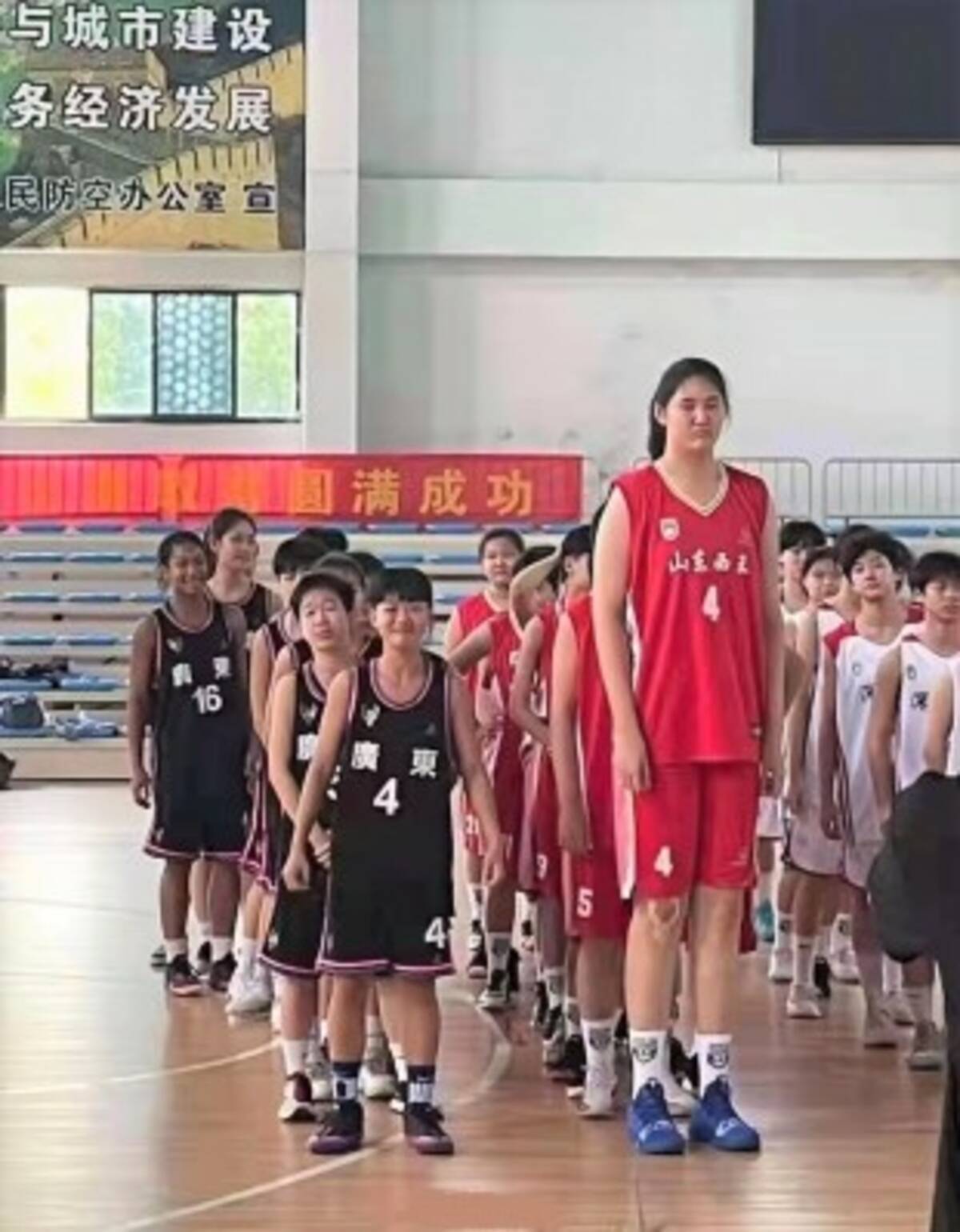 相手は試合前から絶望 中学生の女子バスケ大会に身長226センチの選手 中国 21年7月16日 エキサイトニュース