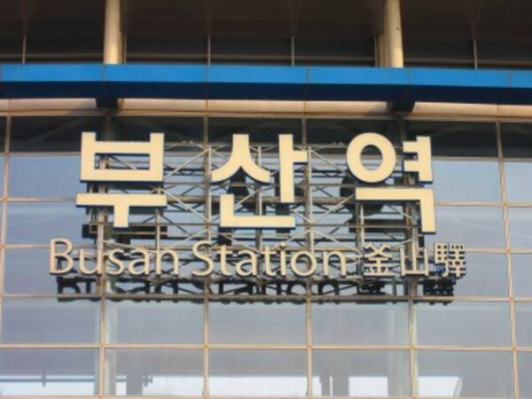 釜山のユニクロ新店舗開店、並ぶ客のそばで抗議デモ＝韓国ネットは客を批判 「恥を知らない」
