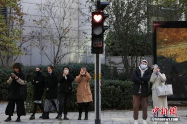 北京の街頭に「ハートマーク」の信号機が登場―中国