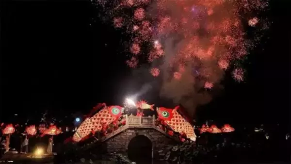 夕闇の中を泳ぐ魚の形をしたランタン「魚灯」―安徽省