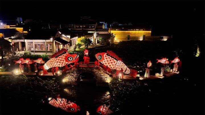 夕闇の中を泳ぐ魚の形をしたランタン「魚灯」―安徽省