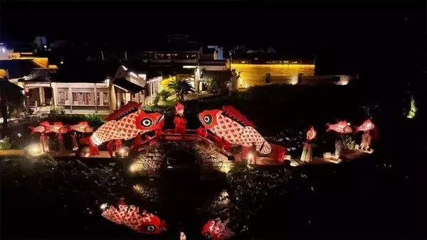 「夕闇の中を泳ぐ魚の形をしたランタン「魚灯」―安徽省」の画像